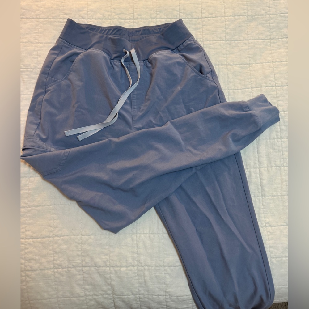 FIGS Technical Collection Women’s Blue Scrubs
Top is size S
Joggers are size M/T